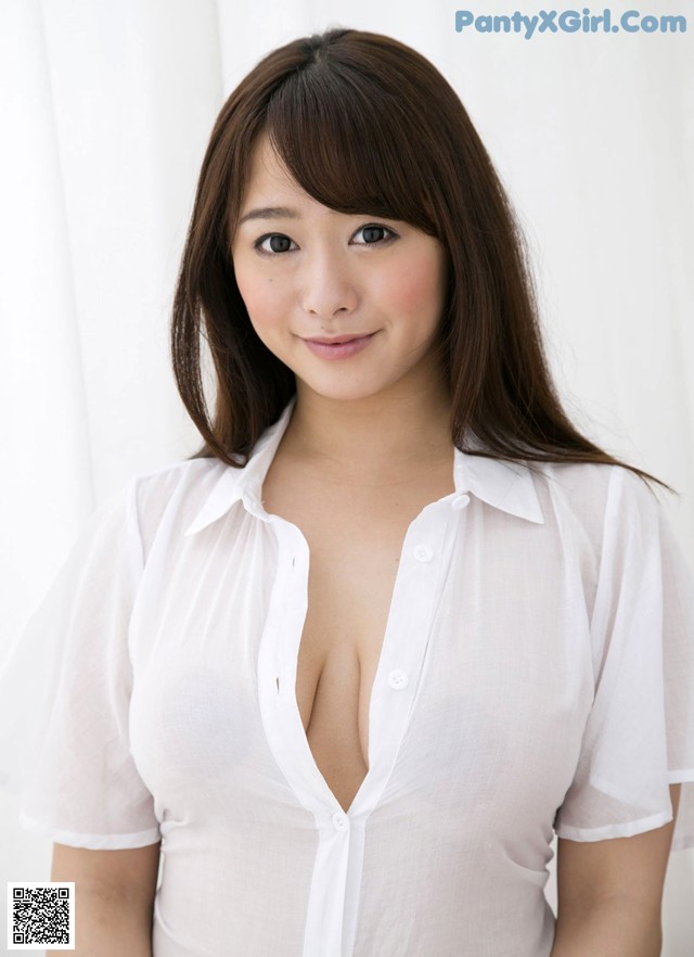 Marina Shiraishi - Photoshoot Moms Goblack No.7f4d54